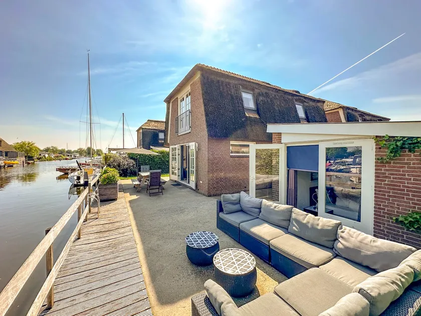 Beautiful villa right on the waterfront - Image 1