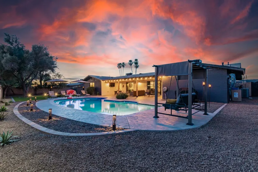 4BR w heated pool, basketball hoop, patio - Image 1