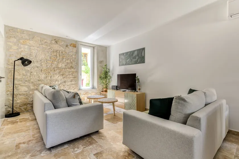 Large charming villa near the sea - Image 1