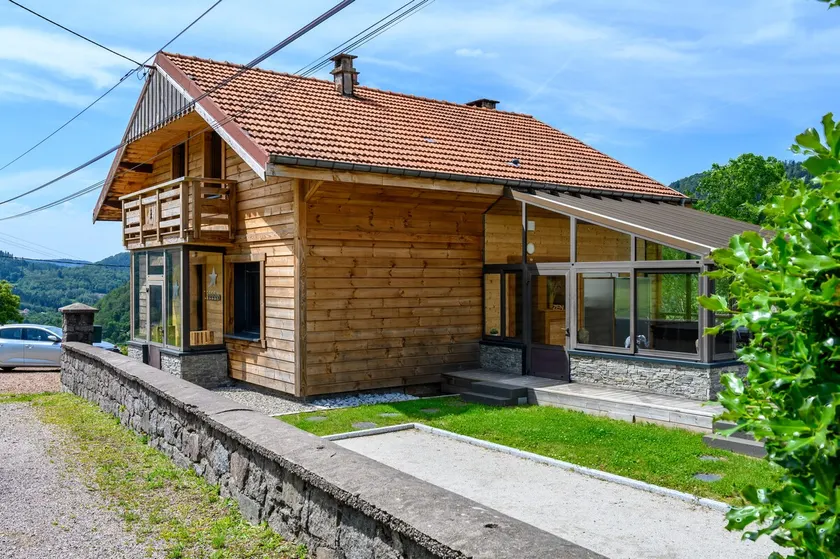 Chalet \"Le Brusyna\" con vista montagna, idromassaggio, terrazza privata e Wi-Fi - Image 1
