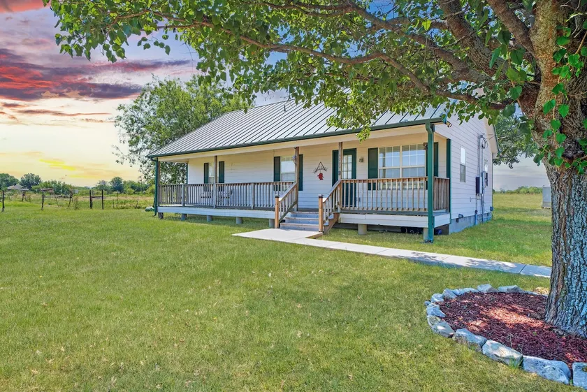 Green Acres- charming farmhouse plus 4a - Image 1