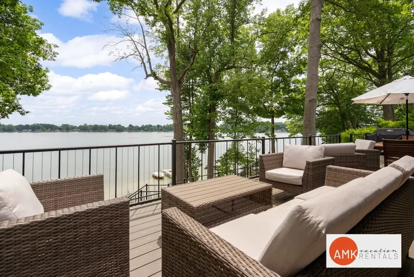 The Glistening Grape - Lakeside Getaway - Image 1