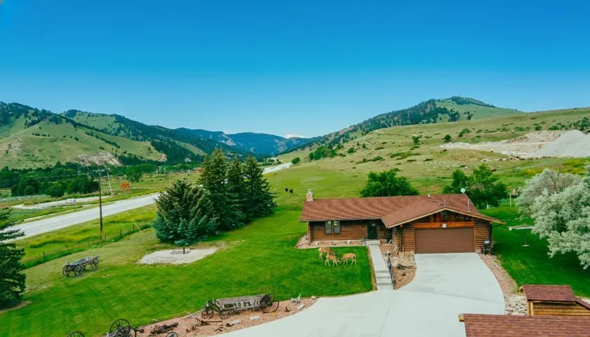 Hideaway Cabin — Mountain Views, Fire Pit - Image 1