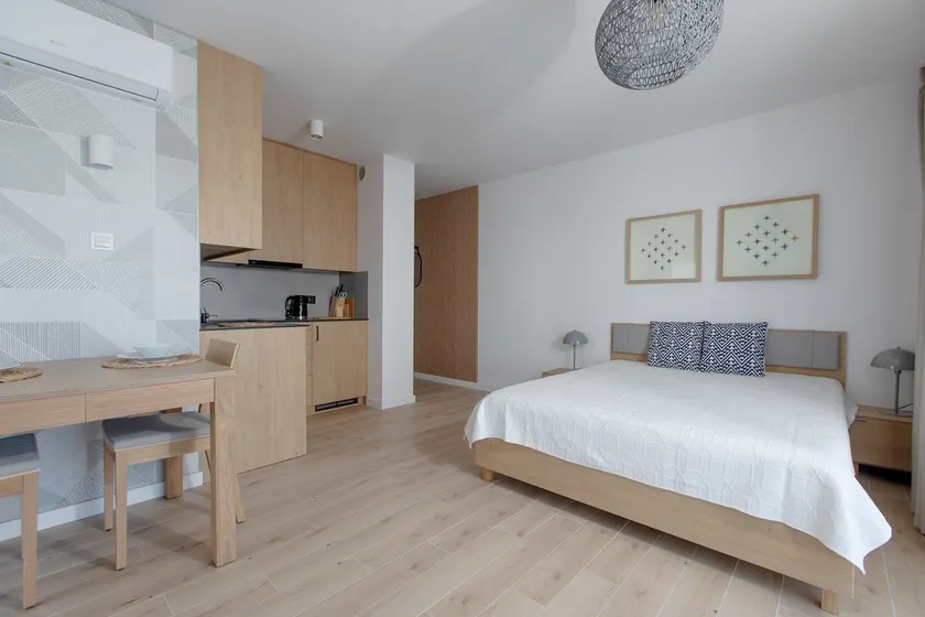 Cream Suite - Image 1