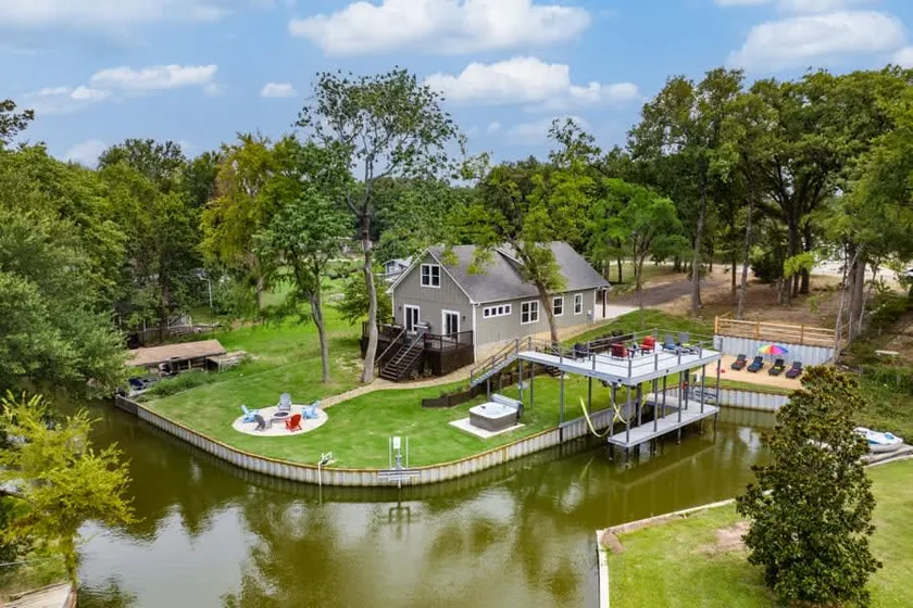 Paradise Point Lakefront Getaway, Beach, Hot Tub - Image 1
