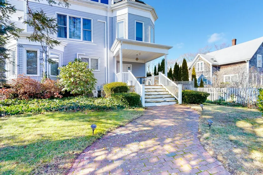 Central 2nd-Floor Gem: Modern, Loaded & Prime! - Image 1