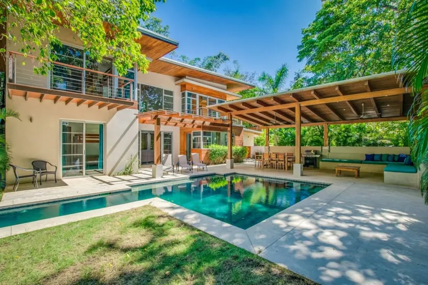 Luxe Modern Villa w/ pool yard at premium location - Image 1