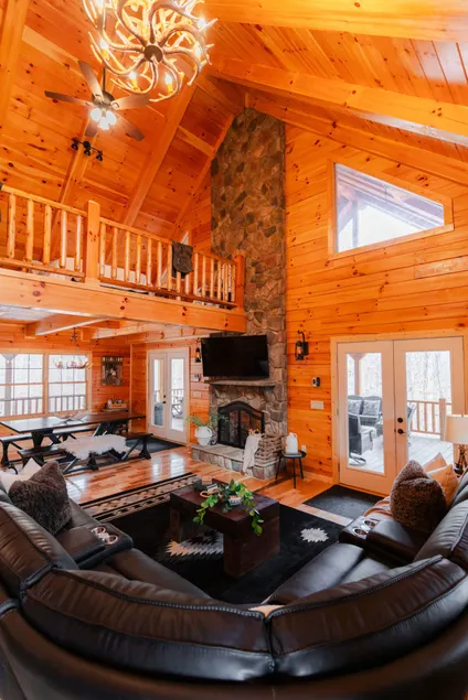 Sleeps 16 Luxury Cabin with Game Room & Hot Tub - Image 1