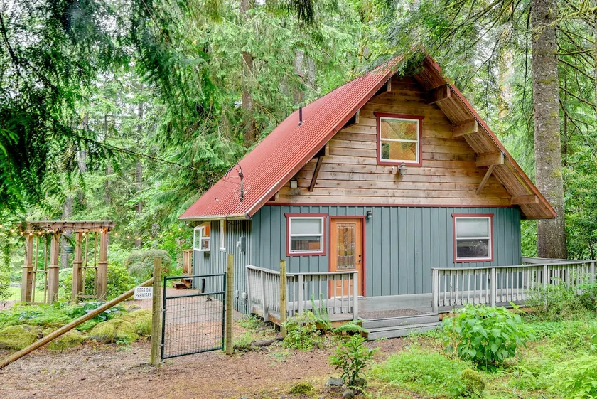Peaceful Mt. Hood Cabin w/ Hot Tub & Fire Pit! - Image 1