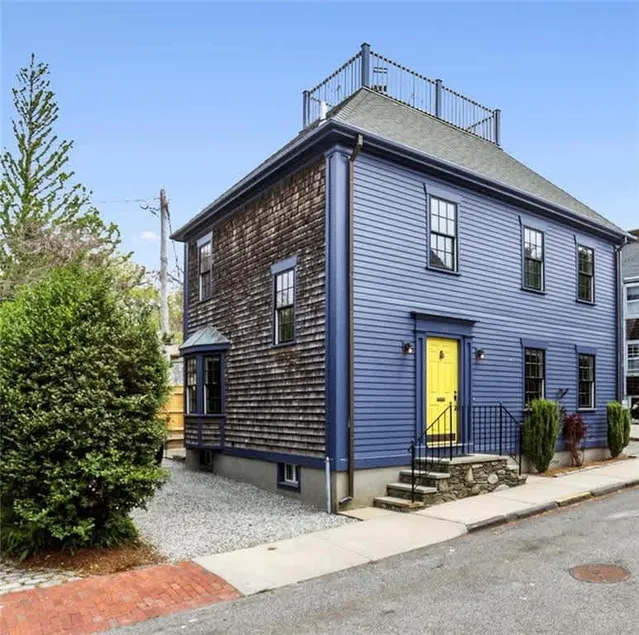 Steps off Thames St | Center of Town 3BR/2BA - Image 1