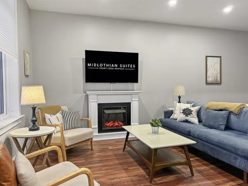 Hot Tub, Newly Updated, Near DT, Free parking | TS - Image 1