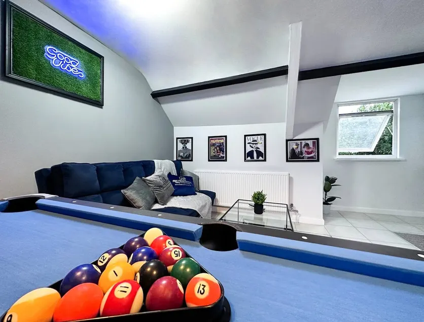 Sleek Skyward Serenity 2bed w Pool Table - Ystrad - Image 1