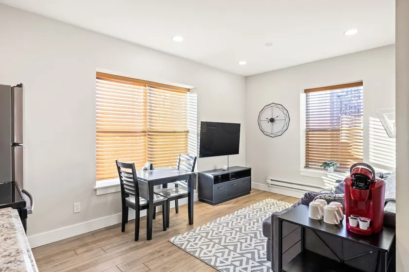 One Bedroom Corner Unit - Lots of Light! - Image 1