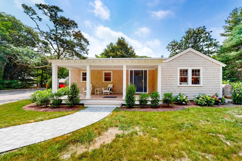 Serene Dog-Friendly Retreat with Private Porch - Image 1