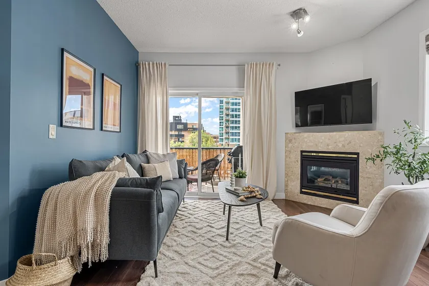 Tranquil Coastal Colour Inspired 2Bdrm w Parking - Image 1