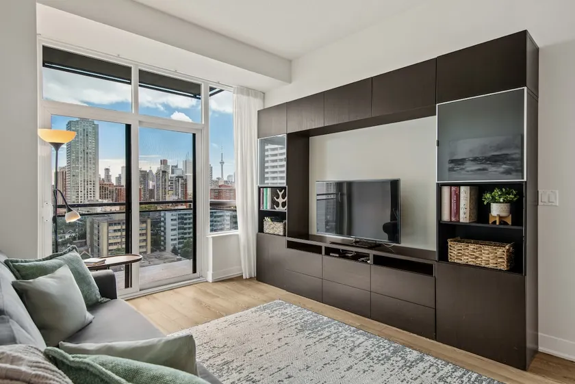 Luxury 2BR - Amazing CN Tower View + Free Parking - Image 1