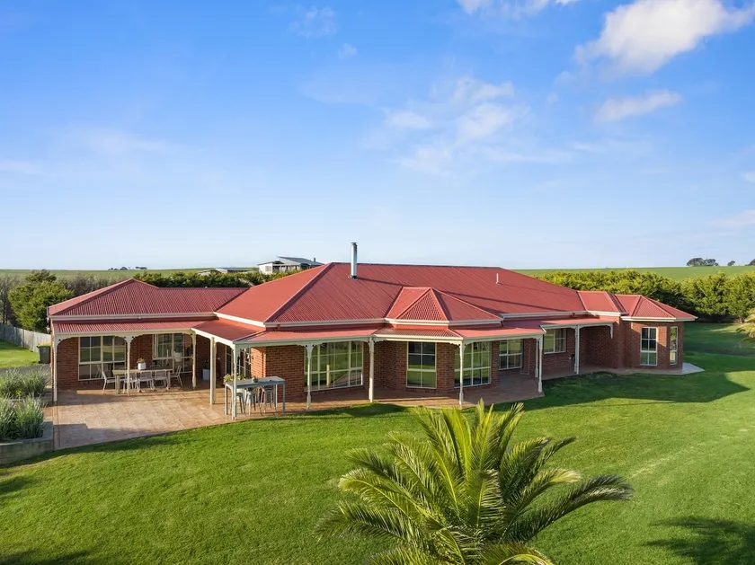 Serene Beach Haven: Sleeps 12 - Image 1