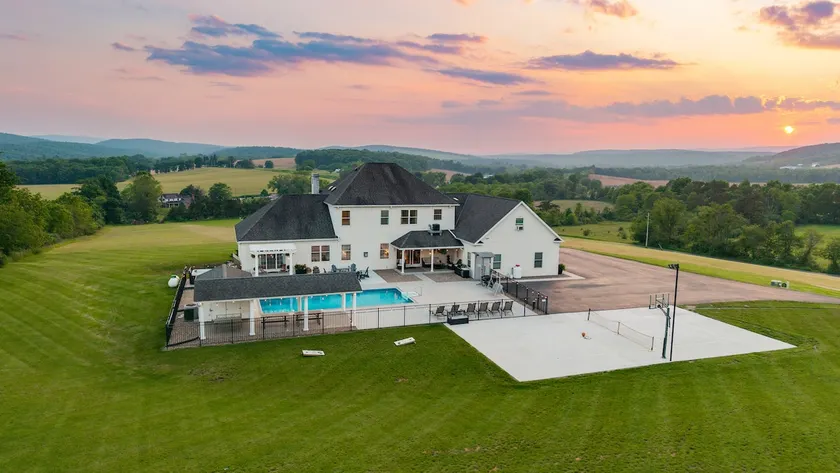 8K Sq ft | 5 Private Suites | Hot Tub | Game Room - Image 1