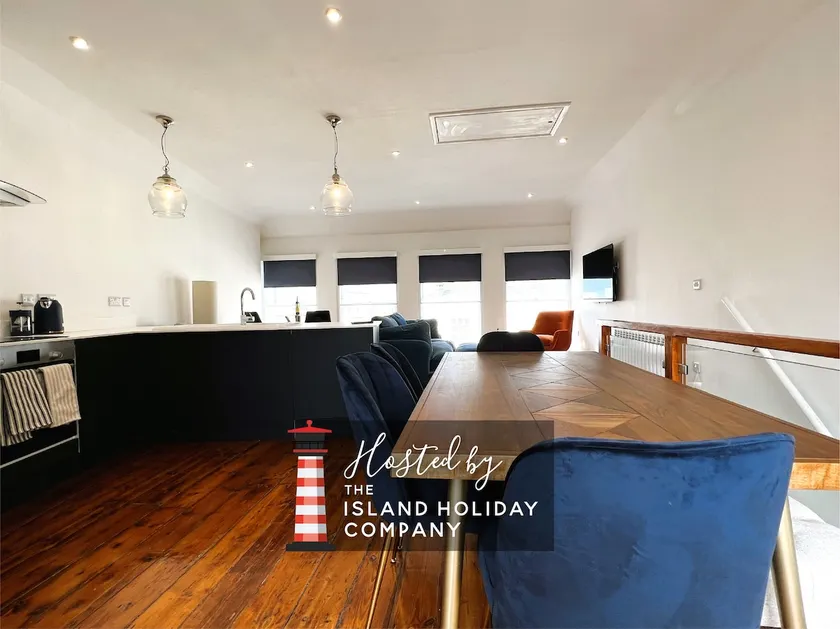 Cross Street Apartment|Stylish Getaway|Walk to Sea - Image 1