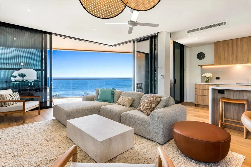 Absolute Beachfront Luxury Apartment - Image 1