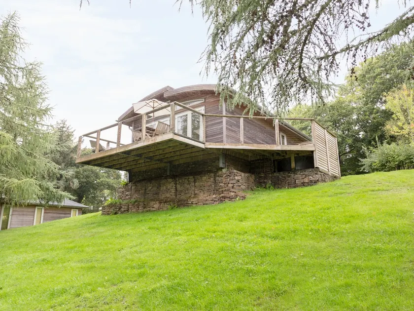 6 Lake View - Image 1