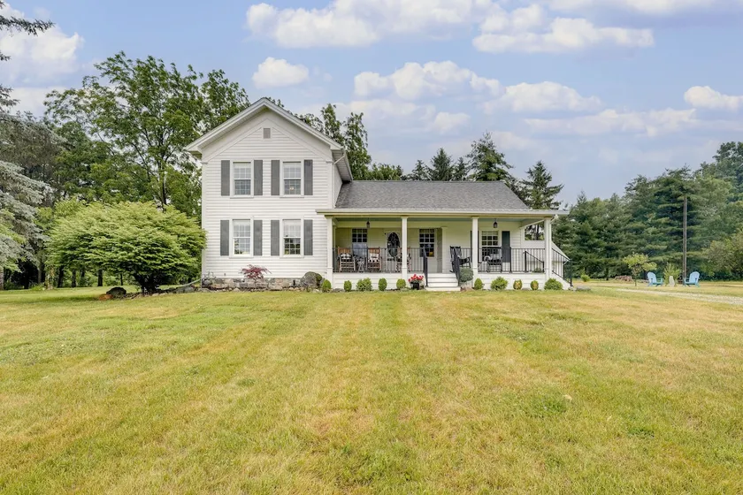 Wolcottville Farmhouse: 18 Mi to Shipshewana - Image 1