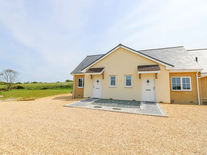 6 Yarmouth Cottages - Image 1