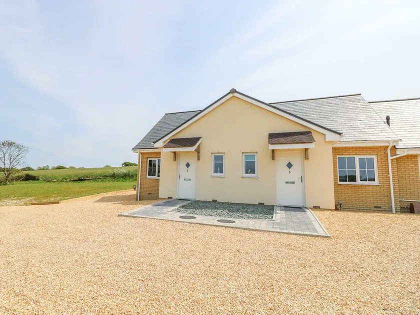 5 Yarmouth Cottages - Image 1