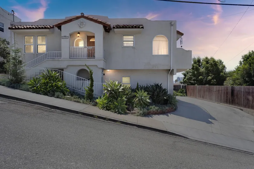 Charming Retreat On West Quince Street 2 Bedroom Condo by RedAwning - Image 1