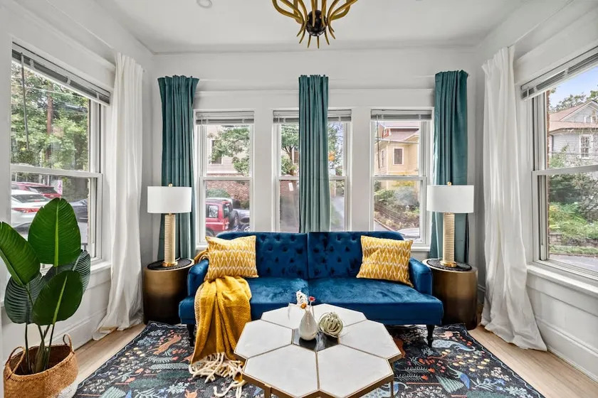 Field of Green - Designer 1920s Apt in Iconic L5P - Image 1