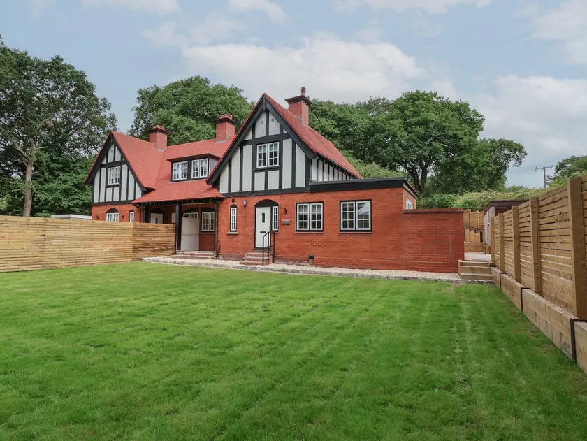 2 GOLF LINKS COTTAGES, pet friendly, with a garden in Norley - Image 1