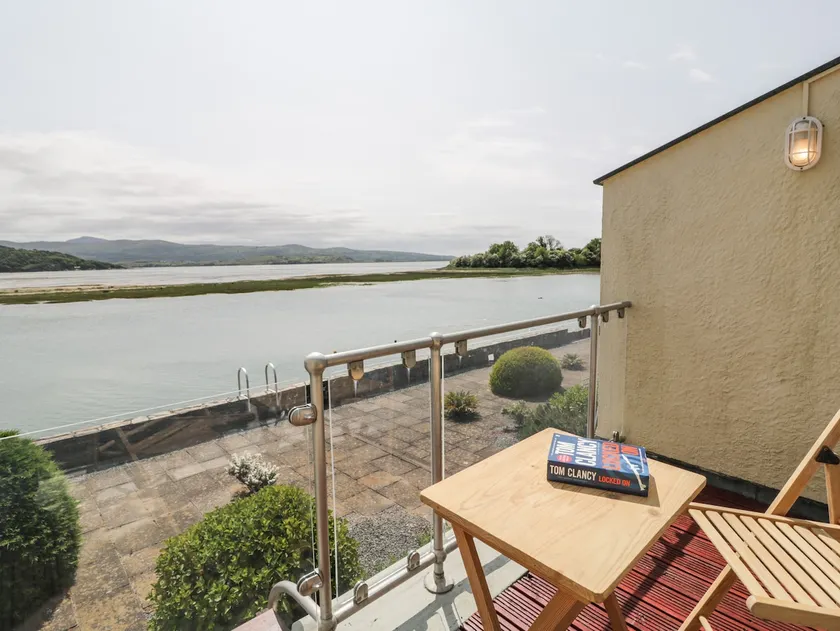 25 South Snowdon Wharf - Image 1
