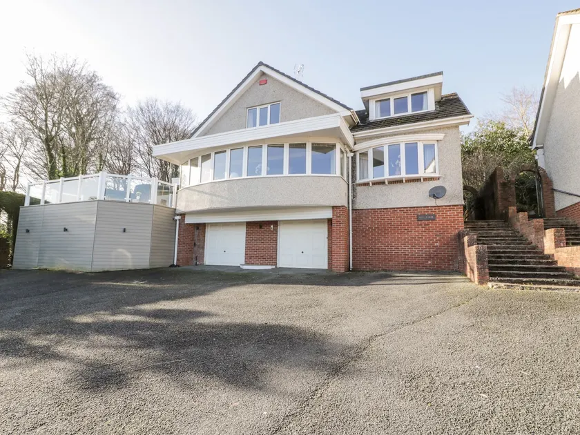 11 Glyn Garth Mews - Image 1