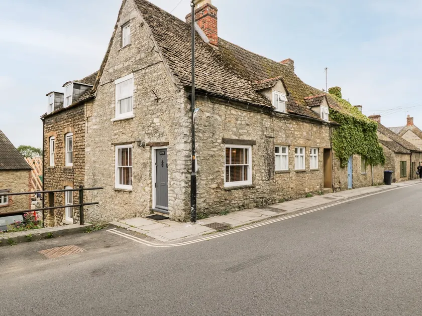 Corner Cottage - Image 1