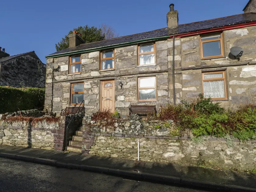 60 Hyfrydle Road - Image 1