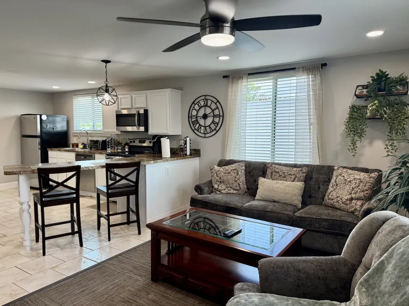 Cozy Getaway - Central to PHL and Wilmington - Image 1