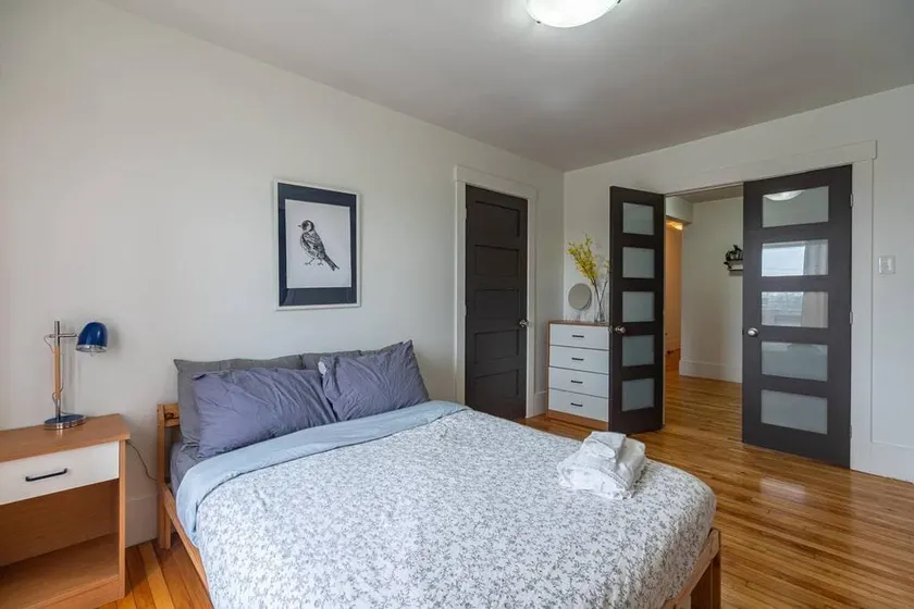 Large & Sunny Beautiful Home, AC - Image 1