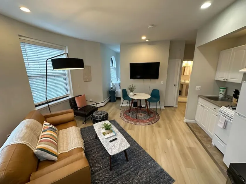 Modern studio apartment! - Image 1
