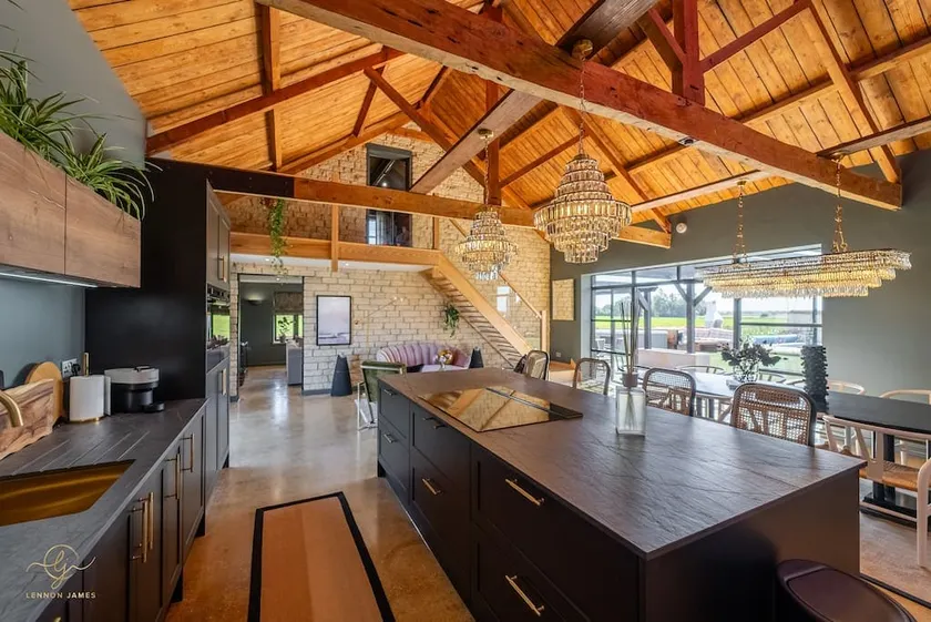 Stunning 8 Bedroom, 4 Bathroom, Barn Conversion - Image 1