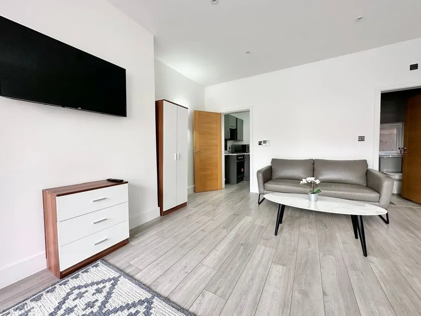 Sleek Stylish 1 Bedroom Leeds City Apartment - Image 1