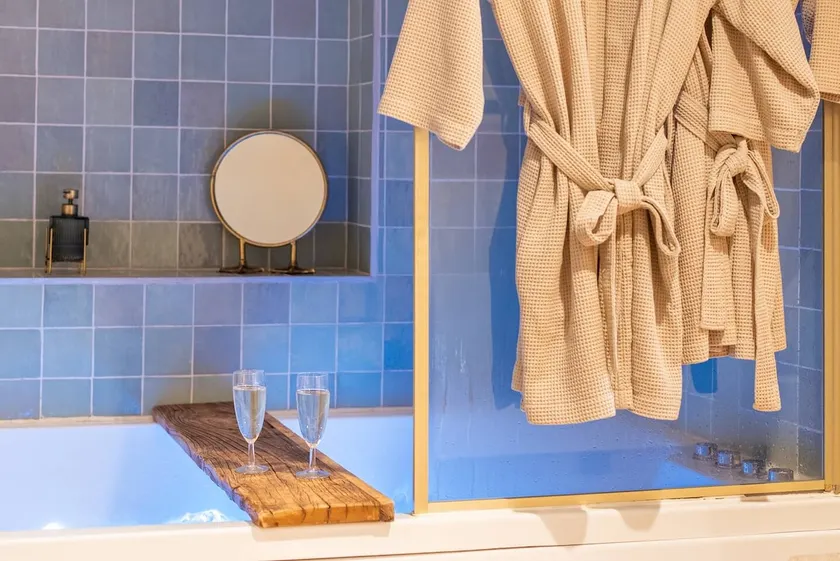 Slow Life · Spa Suite & Starry Sky - Image 1