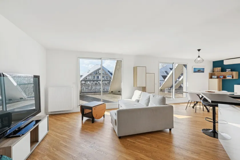 spacious and bright apartment - Image 1