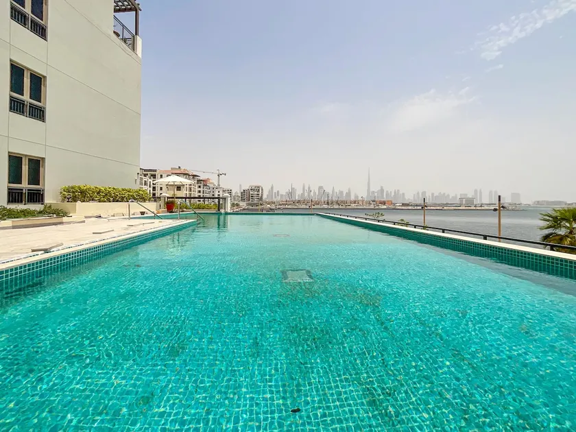 HiGuests - Stylish Waterfront Retreat With Balcony in La Mer - Image 1