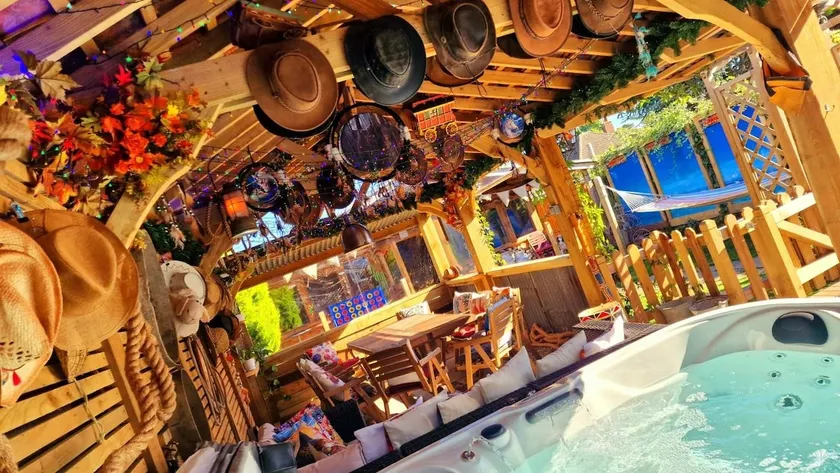 4 bed Cottage with Hot Tub sleeps 12 pet friendly - Image 1