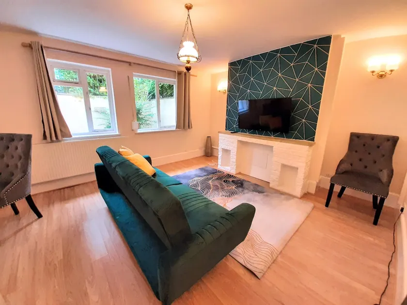 Wokingham - Central 2 beds home with parking - Image 1