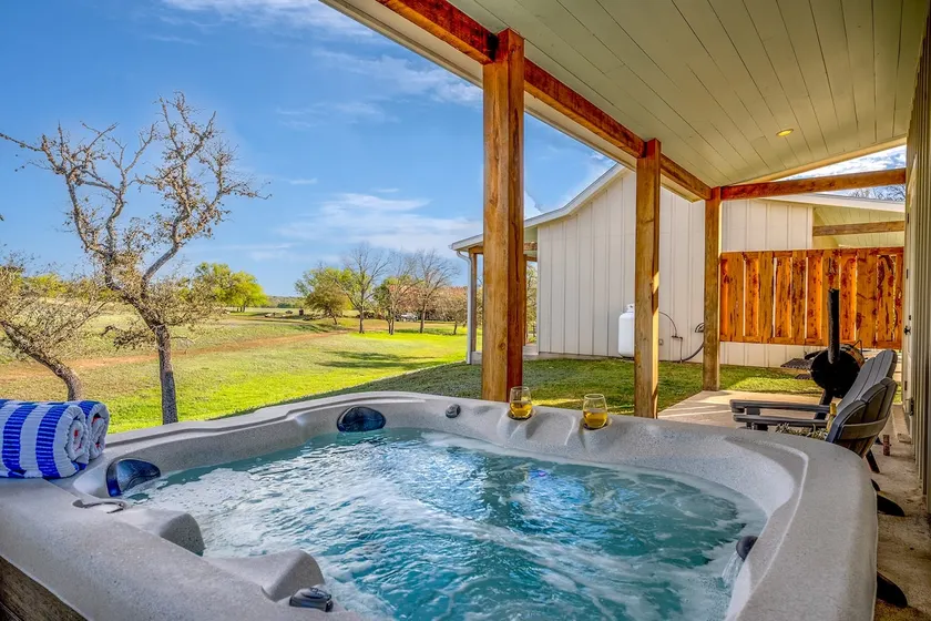 Sunflower Cottage, Hot Tub, Firepit, Sleeps 4! - Image 1