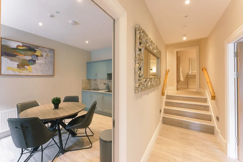 Apartment-Apartment-Private Bathroom with - Image 1