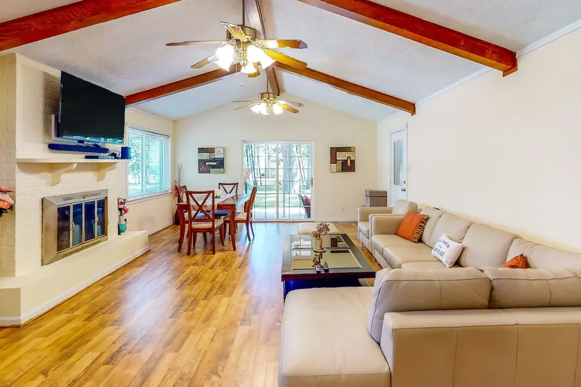 Lake Livingston Hideaway: Peaceful Waterfront Home - Image 1