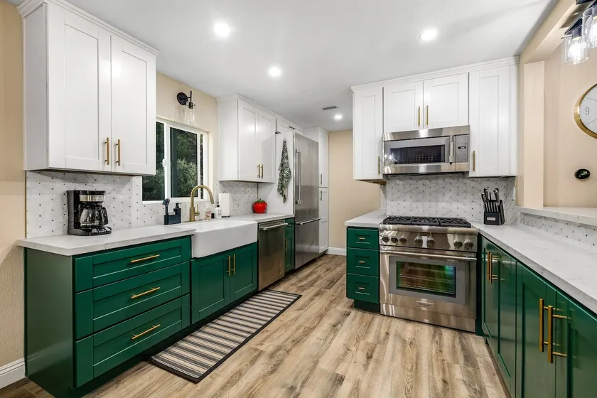 Buckthorn Beauty: Private Hot Tub & Lounge Space - Image 1