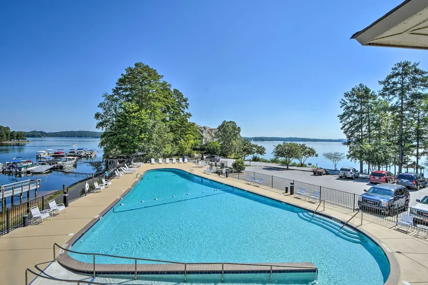 Walk to Lake Keowee: Salem Townhome w/ Deck - Image 1